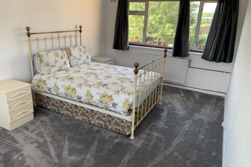 5 Bedroom House With Outdoor Space Upminster Exterior photo